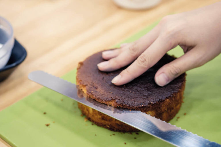 how to cut the top of a cake evenly